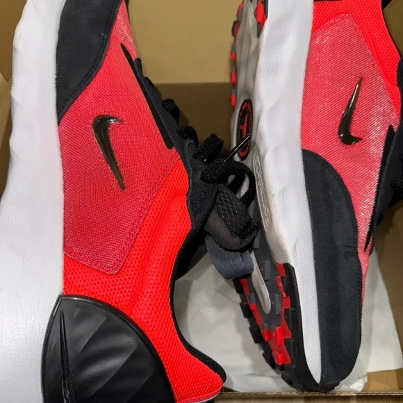 Nike Men's Black and Red Athletic Shoes
